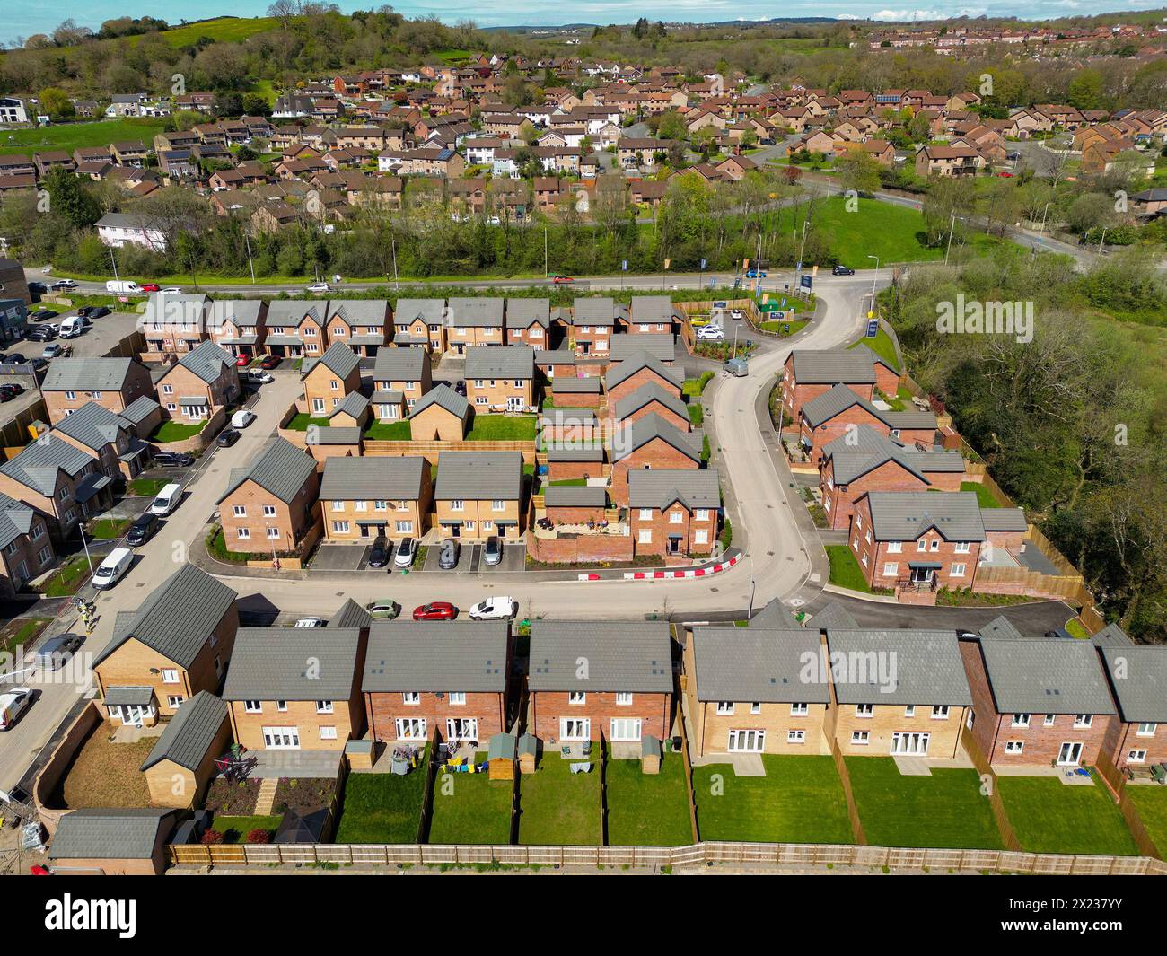 Pontypridd, pays de Galles - 18 avril 2024 : vue par drone d'un nouveau projet de logements de Bellway Homes à Llantwit Fardre près de Pontypridd, Banque D'Images Pontypridd, pays de Galles - 18 avril 2024 : vue par drone d'un nouveau projet de logements de Bellway Homes à Llantwit Fardre près de Pontypridd, Banque D'Images
