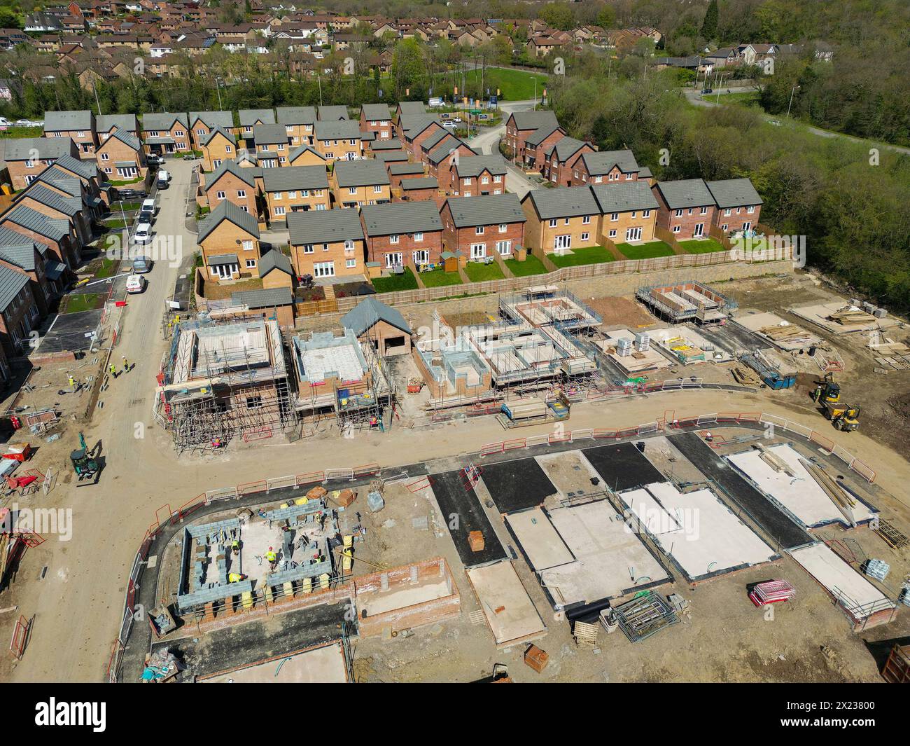 Pontypridd, pays de Galles - 18 avril 2024 : vue par drone d'un nouveau projet de logements de Bellway Homes à Llantwit Fardre près de Pontypridd, Banque D'Images Pontypridd, pays de Galles - 18 avril 2024 : vue par drone d'un nouveau projet de logements de Bellway Homes à Llantwit Fardre près de Pontypridd, Banque D'Images