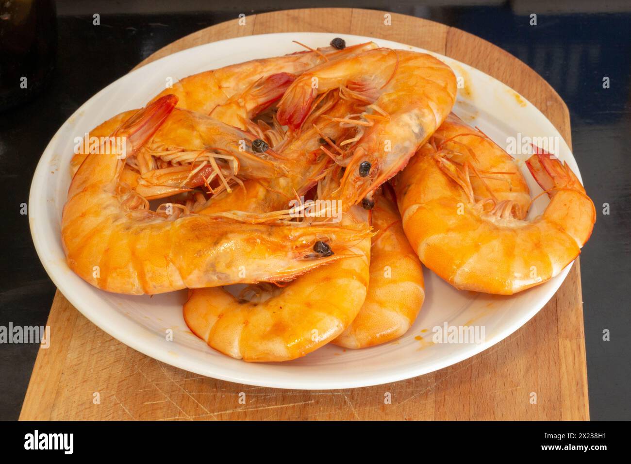 Découvrez l'essence de la cuisine espagnole avec des crevettes grésillantes, un ingrédient savoureux dans la fabrication d'une paella authentique Banque D'Images