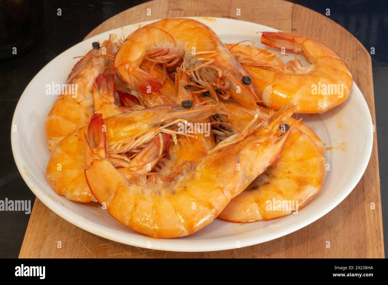 Découvrez l'essence de la cuisine espagnole avec des crevettes grésillantes, un ingrédient savoureux dans la fabrication d'une paella authentique Banque D'Images