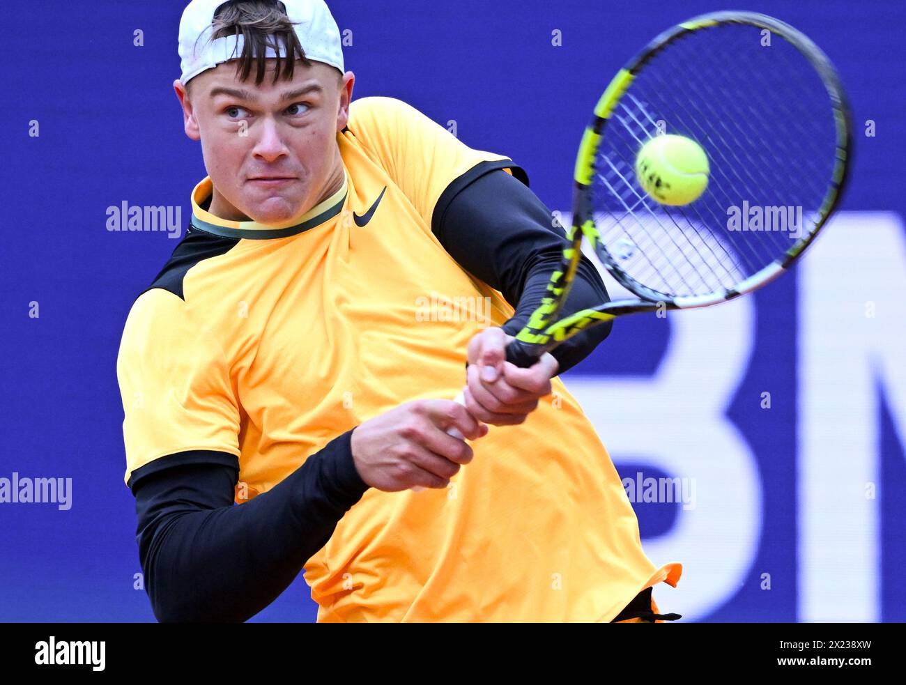 Munich, Allemagne. 19 avril 2024. Tennis : ATP Tour - Munich, simples, hommes, quarts de finale. Hüsler (Suisse) - Rune (Danemark). Holger Rune en action. Crédit : Sven Hoppe/dpa/Alamy Live News Banque D'Images Munich, Allemagne. 19 avril 2024. Tennis : ATP Tour - Munich, simples, hommes, quarts de finale. Hüsler (Suisse) - Rune (Danemark). Holger Rune en action. Crédit : Sven Hoppe/dpa/Alamy Live News Banque D'Images