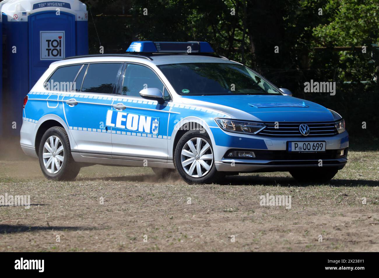 11.06.2023, Berlin, GER - Polizei-Filmfahrzeug des Leon Actionteam. Alltag, aussen, Aussenaufnahme, Berlin, Deutsch, Deutschland, Europa, europaeisch, Fahrzeug, Filmverleih, Fundusfahrzeug, Gesellschaft, Jahreszeit, Leon Actionteam, niemand, PKW, Polizei, Polizeiauto, QF, Querformat, Requive, Sommer, Strasse, Strassenszene, Streifenwagen, Verkehr, Verleih, Westeuropa, Wirtschaft 230611D706BERLIN.JPG *** 11 06 2023, Berlin, GER police film Vehicle of Leon Actionteam Everyday Life, extérieur, plan extérieur, Berlin, Allemand, Allemagne, Europe, européen, véhicule, location de film, fundus vehicle, société Banque D'Images