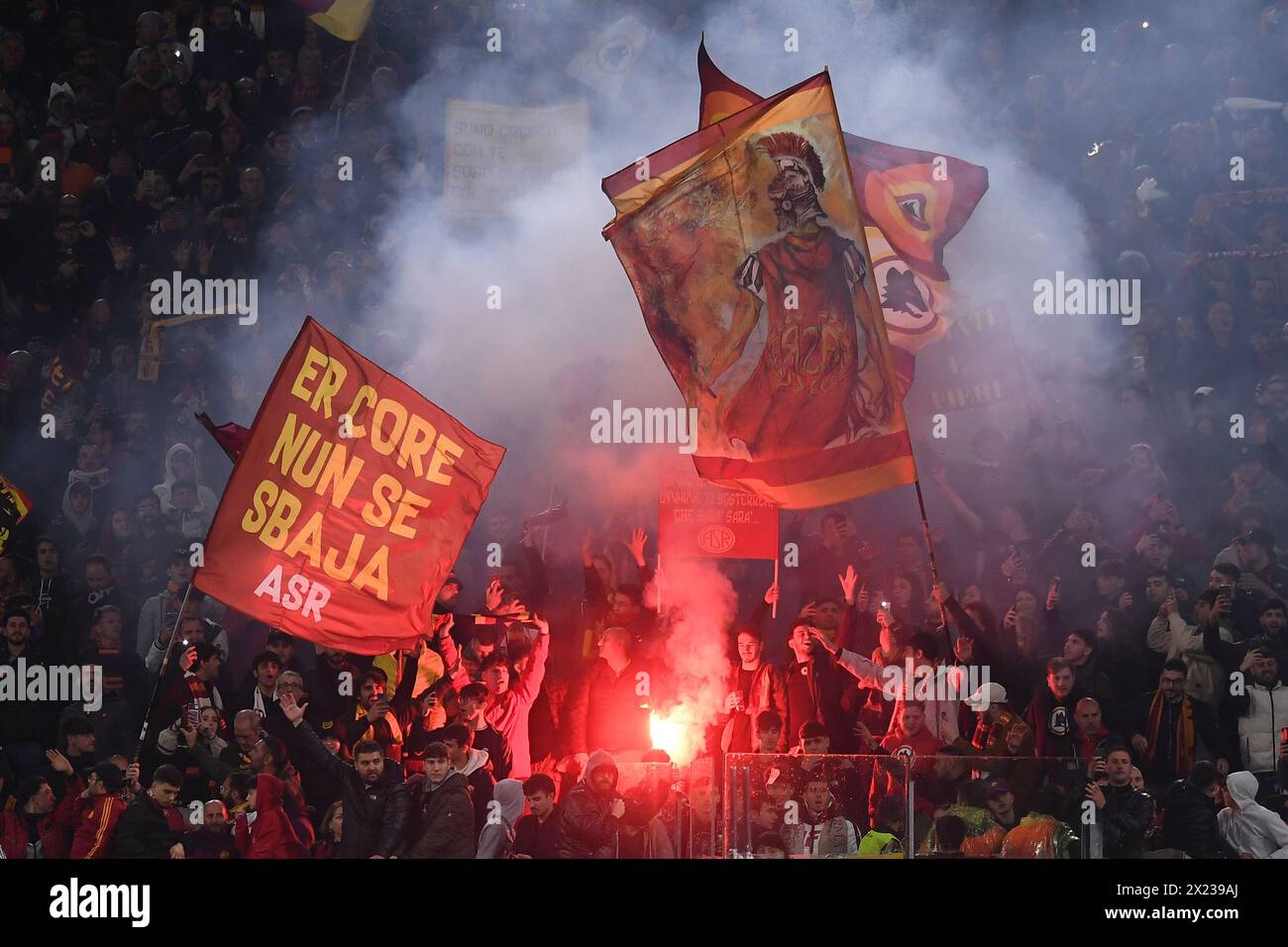Supporters de L'AS Roma lors du match de football de la Ligue Europa entre L'AS Roma et l'AC Milan au stade Olimpico à Rome (Italie), le 18 avril 2024. Banque D'Images