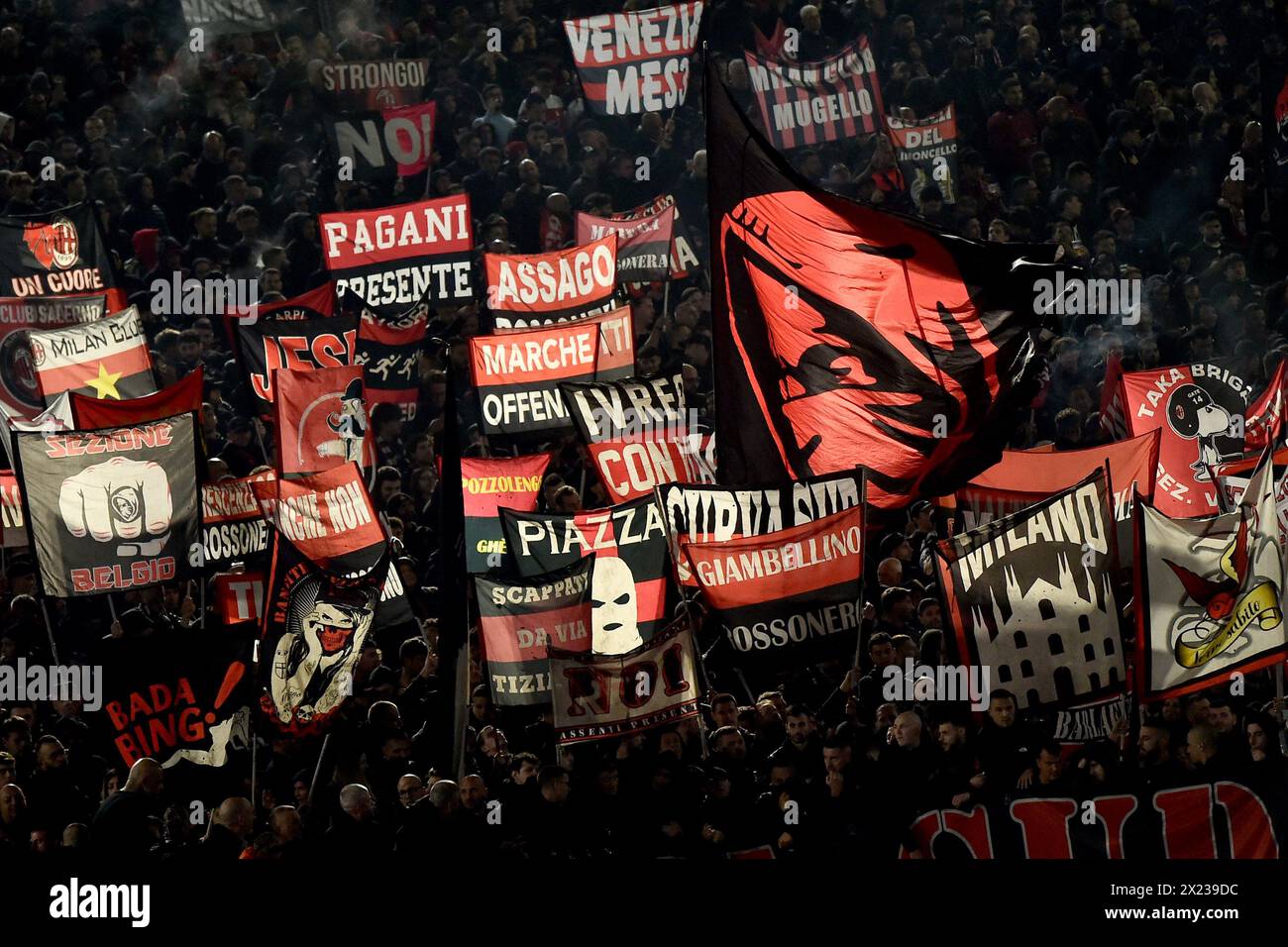 Supporters de Milan lors du match de football de l'Europa League entre L'AS Roma et l'AC Milan au stade Olimpico à Rome (Italie), le 18 avril 2024. Banque D'Images