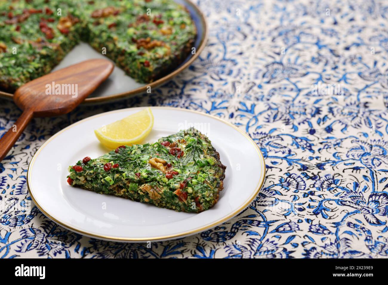 Kuku sabzi (frittata aux herbes persanes), nourriture iranienne végétarienne Banque D'Images