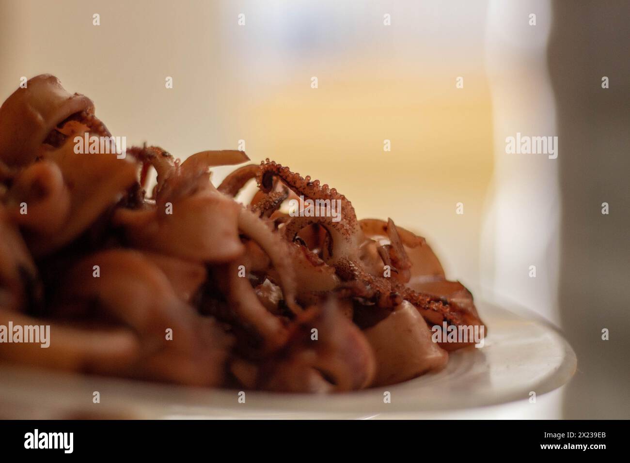 Laissez-vous tenter par la perfection croustillante des calamars dorés frits, un régal de fruits de mer alléchant qui promet de ravir vos papilles avec chaque morceau croustillant Banque D'Images