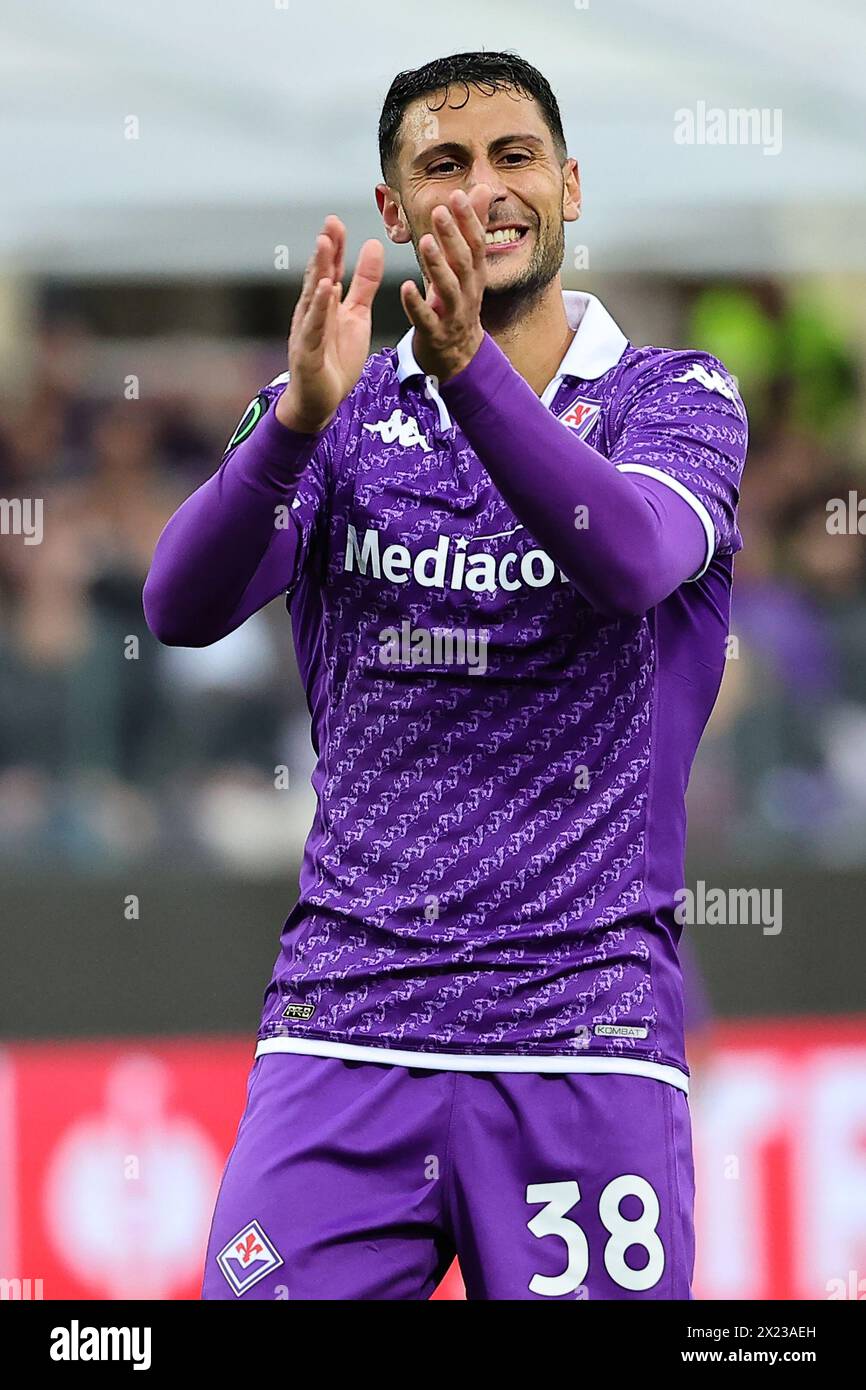 Rolando Mandragora de l'ACF Fiorentina applaudit lors du match de deuxième manche de quart de finale de l'UEFA Conference League entre l'ACF Fiorentina et le FC Viktoria Plzen au stade Artemio franchi de Firenze (Italie), le 18 avril 2024. Banque D'Images