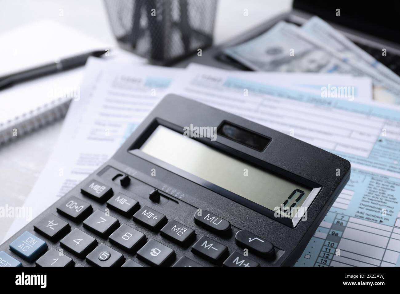 Comptabilité fiscale. Calculatrice et documents sur table, gros plan Banque D'Images