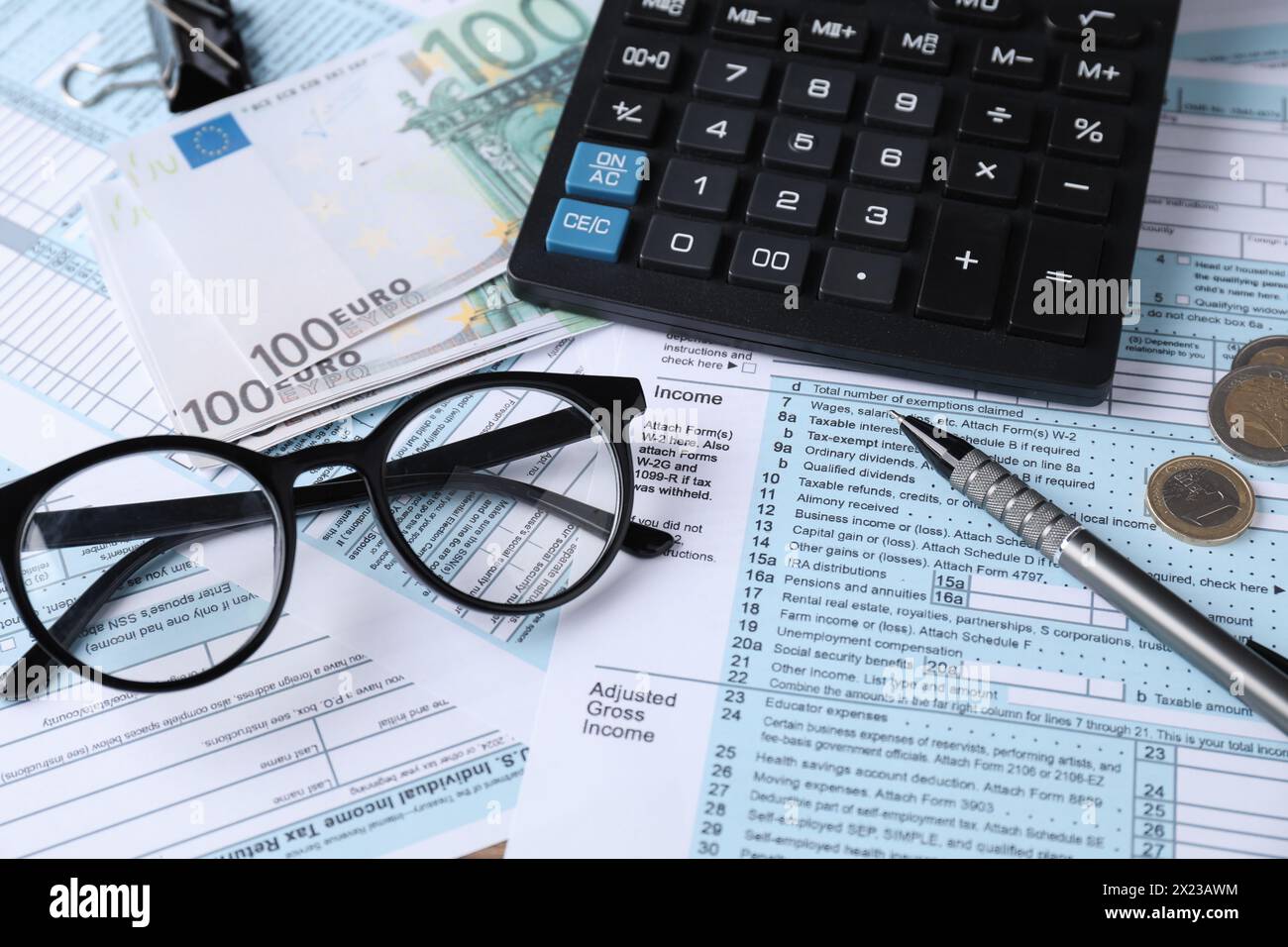 Comptabilité fiscale. Calculatrice, argent, lunettes et papeterie sur les documents, gros plan Banque D'Images