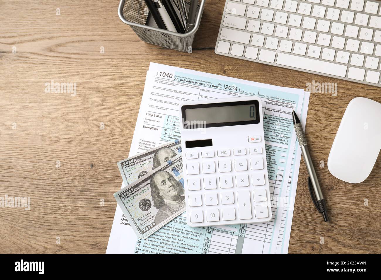Comptabilité fiscale. Composition de pose plate avec calculatrice et document sur table en bois, espace pour le texte Banque D'Images