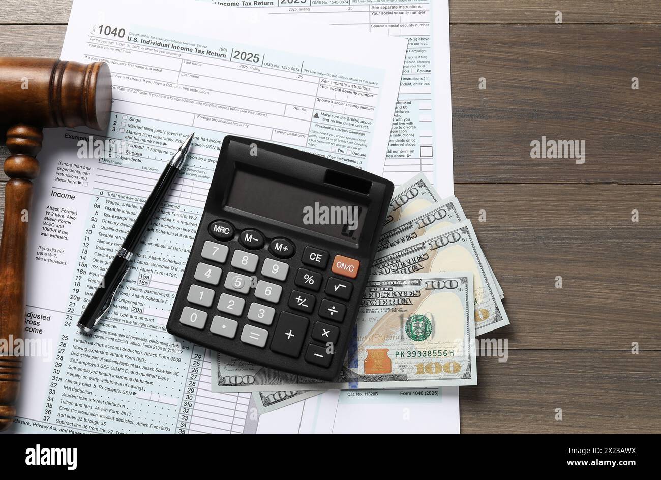 Droit fiscal. Composition de pose plate avec marteau et formes sur table en bois Banque D'Images