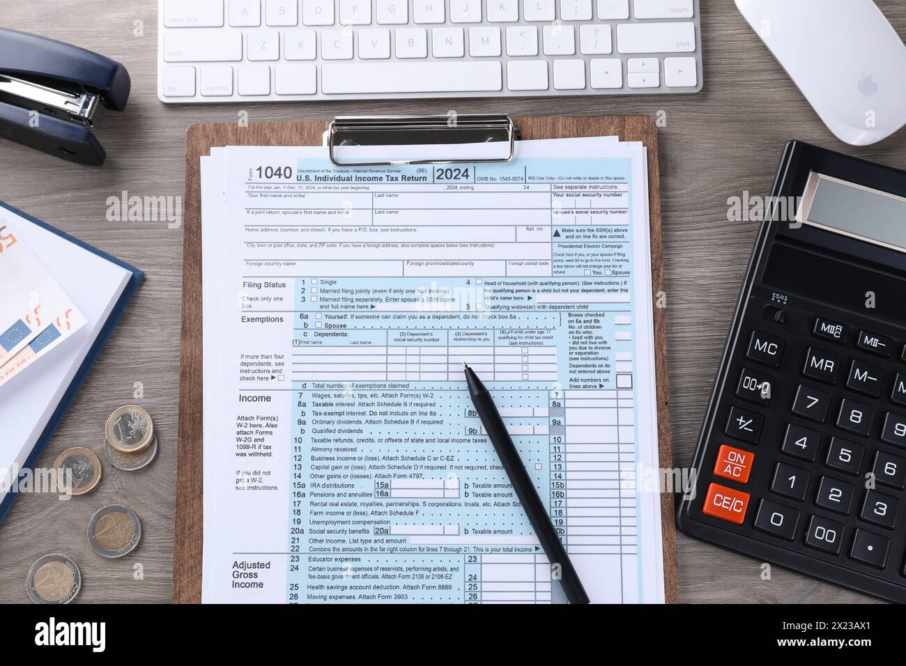 Comptabilité fiscale. Composition de pose plate avec calculatrice et document sur table en bois Banque D'Images