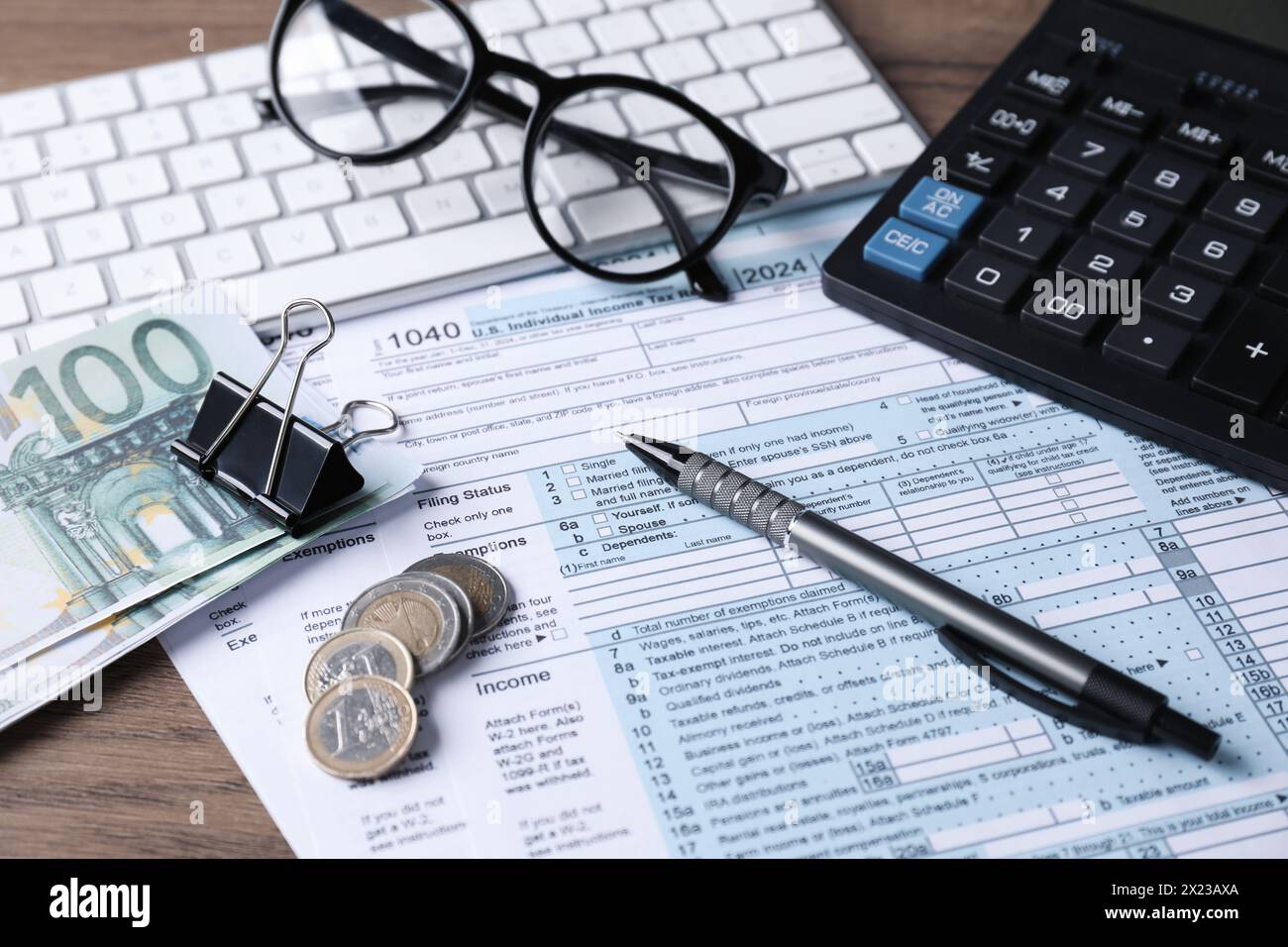 Comptabilité fiscale. Calculatrice, documents, argent, papeterie et verres sur table en bois, gros plan Banque D'Images