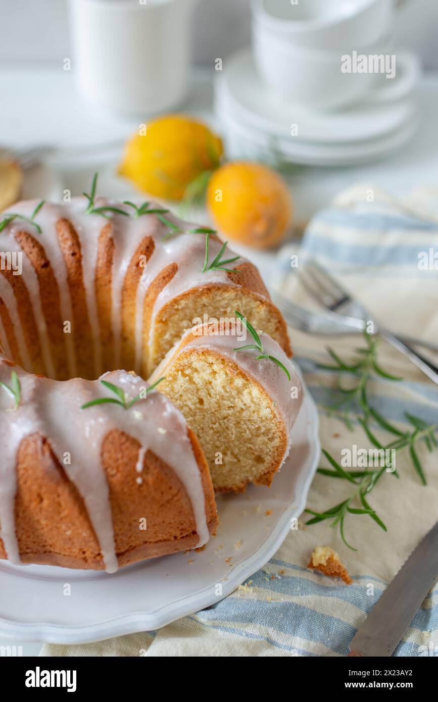 Gâteau au yaourt au citron vert et bundt Banque D'Images