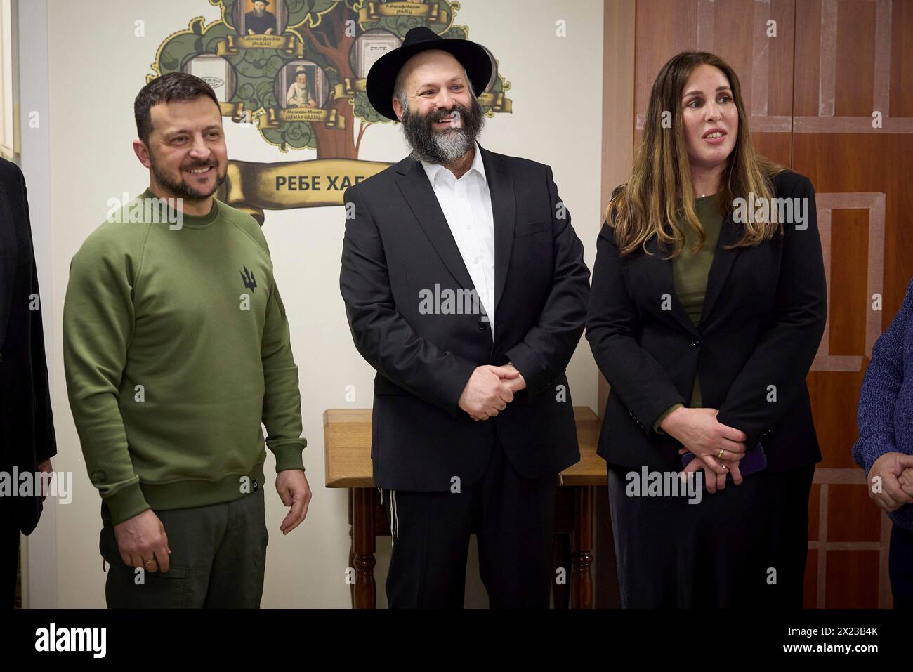 Kiev, Ukraine. 18 avril 2024. Le président ukrainien Volodymyr Zelenskyy, à gauche, rencontre des dirigeants juifs et des étudiants lors d’une visite à l’école de Chchastia dirigée par le mouvement Chabad-Lubavitch, le 18 avril 2024 à Kiev en Ukraine. Crédit : document/Bureau de presse présidentiel ukrainien/Alamy Live News Banque D'Images