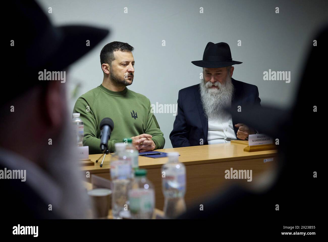 Kiev, Ukraine. 18 avril 2024. Le président ukrainien Volodymyr Zelenskyy, à gauche, est assis avec le rabbin Shmuel Kaminetsky lors d’une visite à l’école Chchastia dirigée par le mouvement Chabad-Lubavitch, le 18 avril 2024 à Kiev en Ukraine. Crédit : document/Bureau de presse présidentiel ukrainien/Alamy Live News Banque D'Images