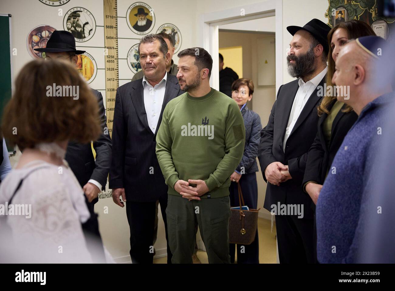 Kiev, Ukraine. 18 avril 2024. Le président ukrainien Volodymyr Zelenskyy, au centre, rencontre des dirigeants juifs et des étudiants lors d’une visite à l’école Shchastia dirigée par le mouvement Chabad-Lubavitch, le 18 avril 2024 à Kiev en Ukraine. Crédit : document/Bureau de presse présidentiel ukrainien/Alamy Live News Banque D'Images