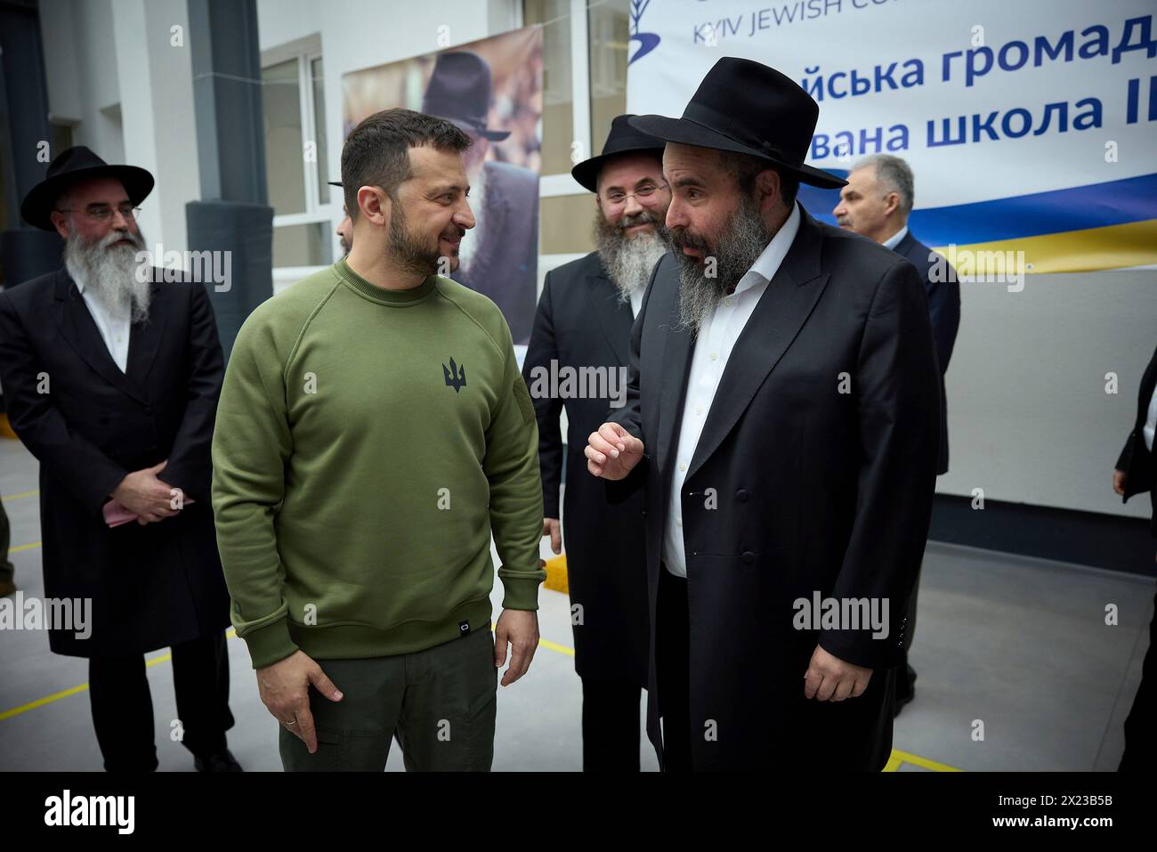 Kiev, Ukraine. 18 avril 2024. Le président ukrainien Volodymyr Zelenskyy, à gauche, rencontre des dirigeants juifs et des étudiants lors d’une visite à l’école de Chchastia dirigée par le mouvement Chabad-Lubavitch, le 18 avril 2024 à Kiev en Ukraine. Crédit : document/Bureau de presse présidentiel ukrainien/Alamy Live News Banque D'Images