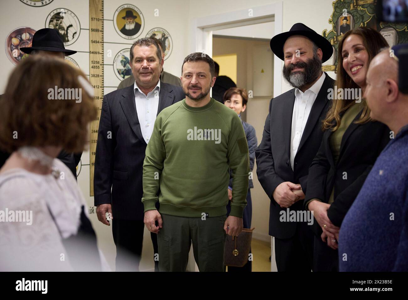 Kiev, Ukraine. 18 avril 2024. Le président ukrainien Volodymyr Zelenskyy, au centre, rencontre des dirigeants juifs et des étudiants lors d’une visite à l’école Shchastia dirigée par le mouvement Chabad-Lubavitch, le 18 avril 2024 à Kiev en Ukraine. Crédit : document/Bureau de presse présidentiel ukrainien/Alamy Live News Banque D'Images