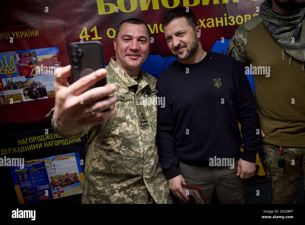 Chasiv Yar, Ukraine. 19 avril 2024. Le président ukrainien Volodymyr Zelenskyy, à droite, pose avec des soldats lors d’une visite avec la 41e Brigade mécanisée séparée sur les lignes de front de la région du Donbass, le 19 avril 2024 à Chasiv Yar, oblast de Donetsk, Ukraine. Crédit : document/Bureau de presse présidentiel ukrainien/Alamy Live News Banque D'Images