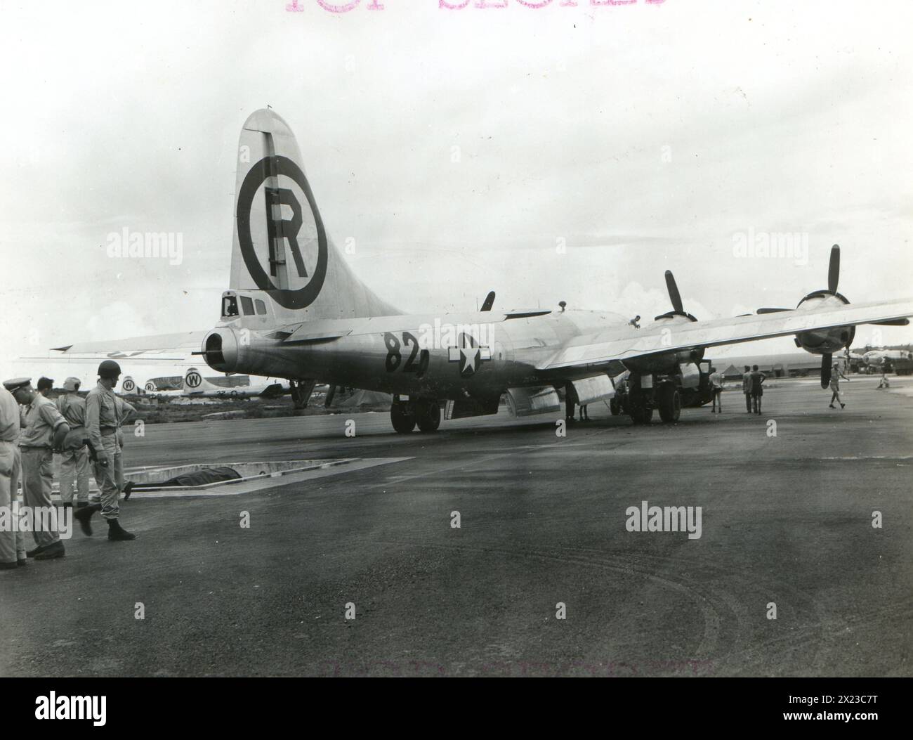 Août 1945, Tinian - déplacement de l'Enola Gay en position au-dessus de la fosse à bombes. Préparation pour charger Little Boy.Atomic Bomb. Banque D'Images