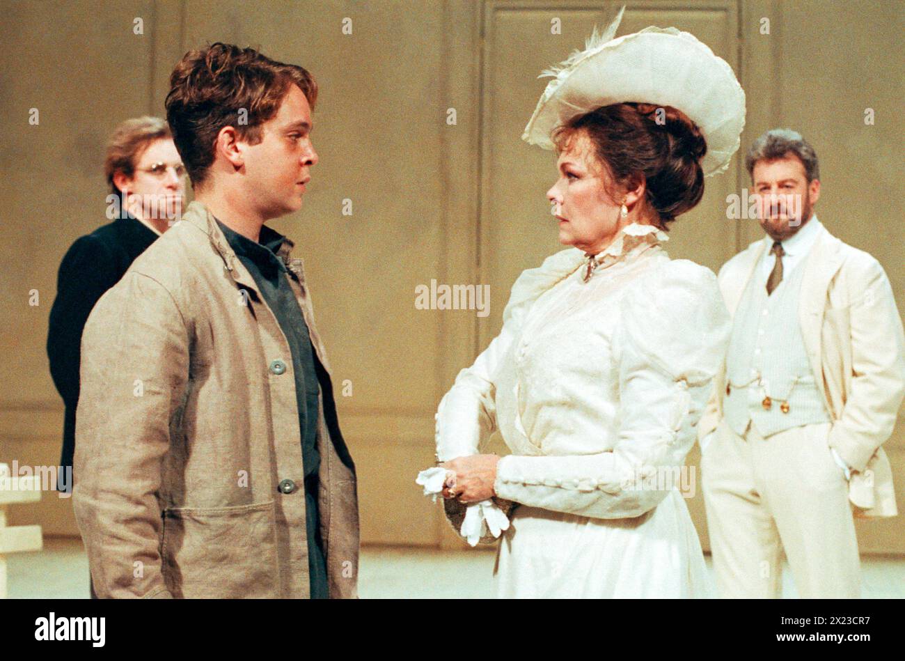 de gauche à droite : (arrière) Nicholas Farrell (Trofimov), Tom Hollander (A passer-by), Judi Dench (Ranyevskaya), Bernard Hill (Lopakhin) dans LE VERGER de CERISIERS par Anton Tchekhov au Aldwych Theatre, Londres WC2 24/10/1989 traduit par Michael Frayn design : Paul Farnsworth éclairage : Mick Hughes réalisateur : Sam Mendes Banque D'Images