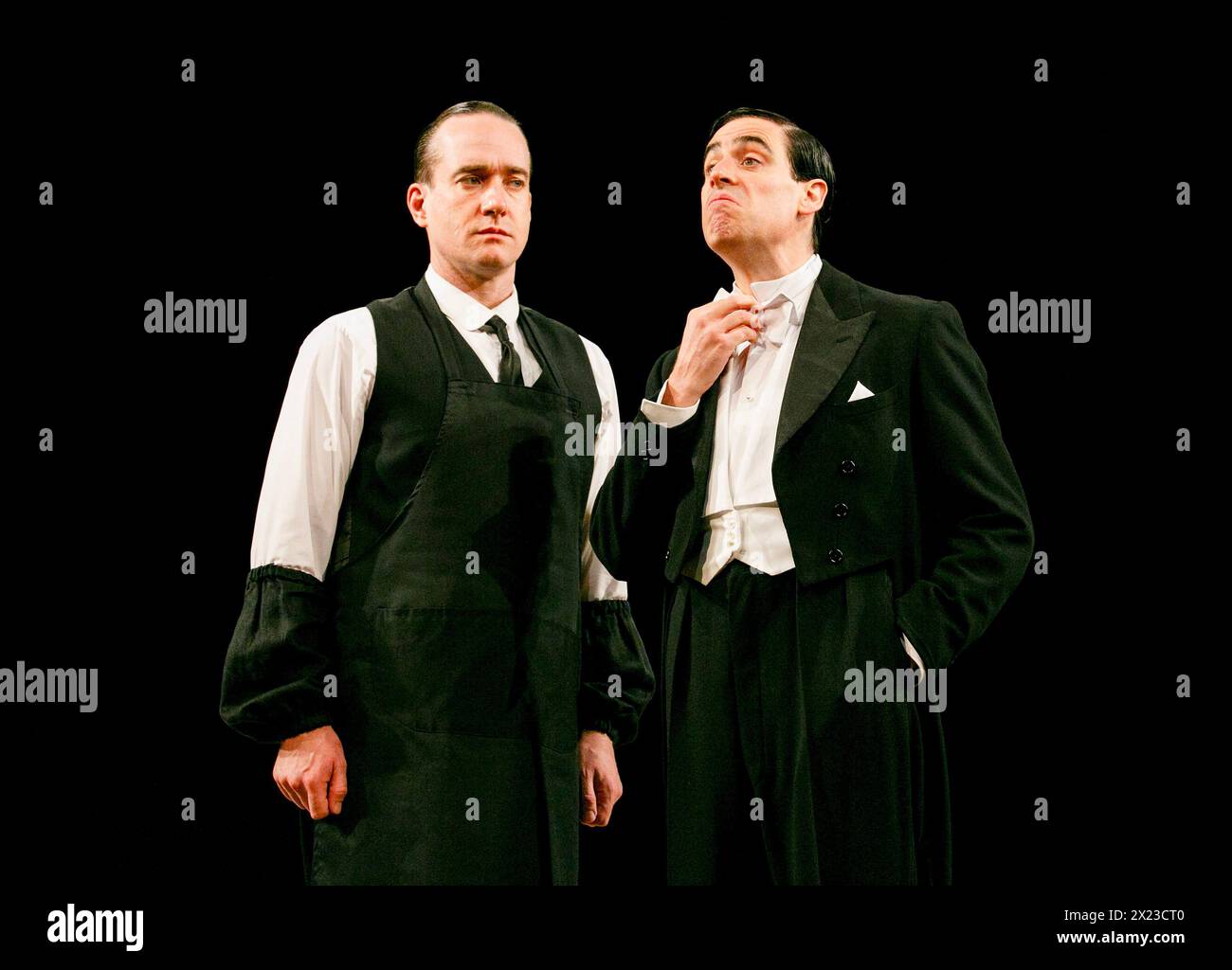 de gauche à droite : Matthew Macfadyen (Jeeves), Stephen Mangan (Bertie Wooster) dans JEEVES ET WOOSTER IN PERFECT NONSENSE de Robert & David Goodale au Duke of Yorkâ€™s Theatre, Londres WC2 12/11/2013 après P.G.Wodehouse design : Alice Power éclairage : James Farncombe réalisateur : Sean Foley Banque D'Images