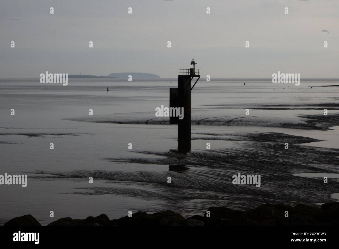 Steep Holm et Flat Holm dans Calm Waters près du barrage de Cardiff Bay près de Penarth dans le canal de Bristol Banque D'Images