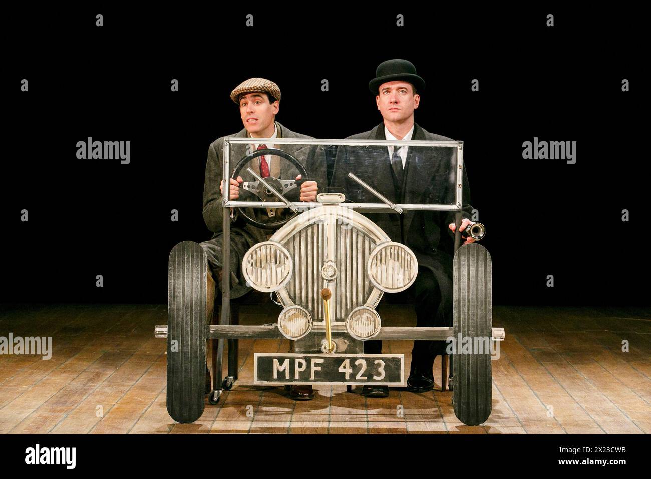 de gauche à droite : Stephen Mangan (Bertie Wooster), Matthew Macfadyen (Jeeves) dans JEEVES ET WOOSTER IN PERFECT NONSENSE de Robert & David Goodale au Duke of York's Theatre, Londres WC2 12/11/2013 après P.G.Wodehouse design : Alice Power éclairage : James Farncombe réalisateur : Sean Foley Banque D'Images