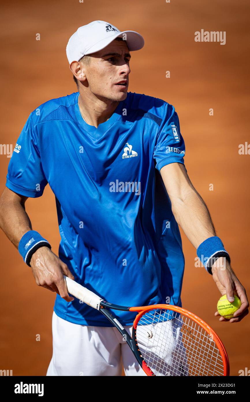 Barcelone, Espagne. 19 avril 2024. Matteo Arnaldi (Italie) prêt à servir lors d'un quart de finale ATP 500 Barcelona Open Banc Sabadell 2024 match au Real Club de Tenis de Barcelona, à Barcelone, Espagne, le 19 avril 2024. Photo de Felipe Mondino crédit : Agence photo indépendante/Alamy Live News Banque D'Images