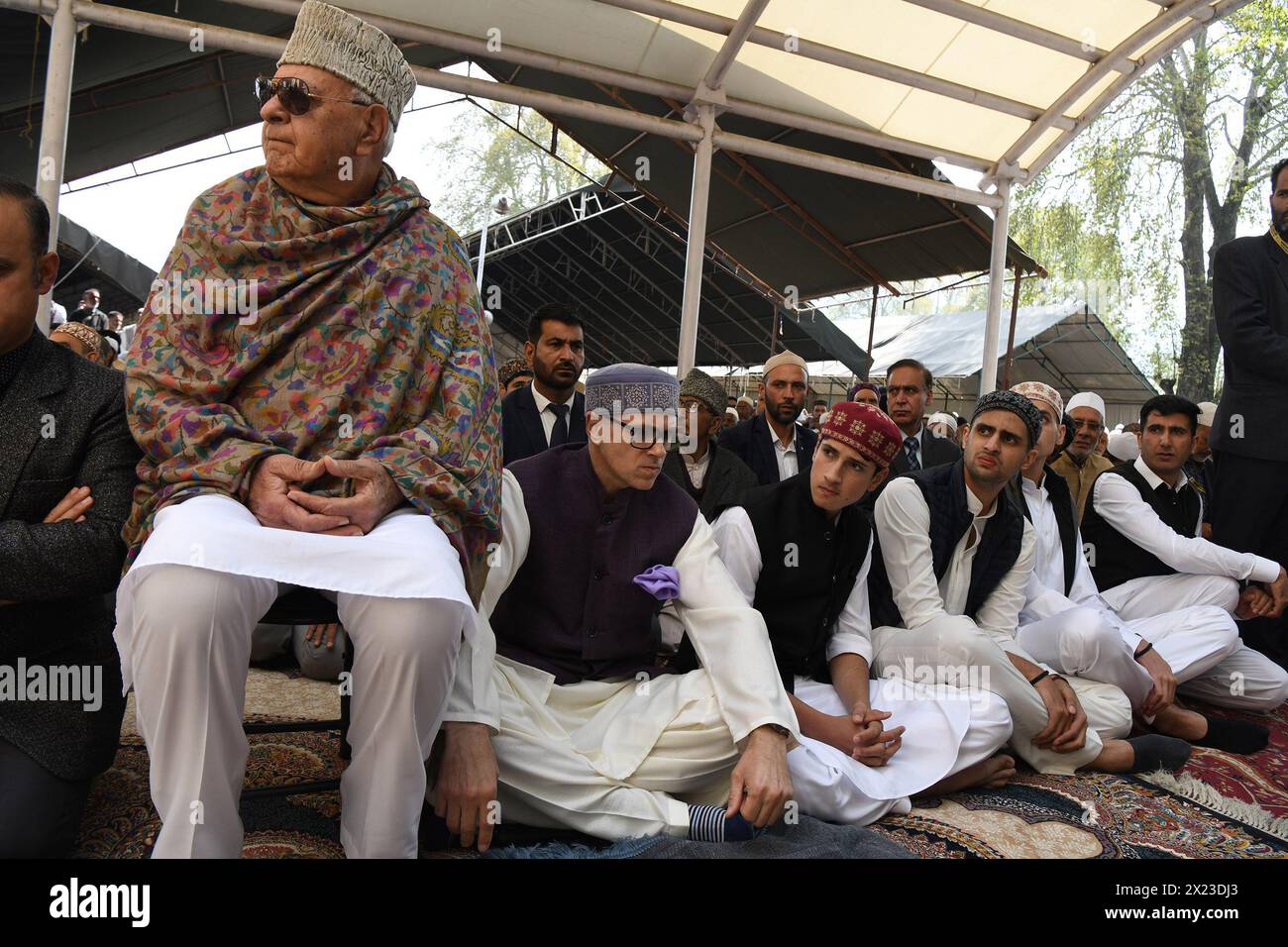 Le président de la NC Farooq Abdullah et son fils Omar Abdullah offrent des prières eid au sanctuaire Hazratbal à Srinagar. Cachemire. Banque D'Images