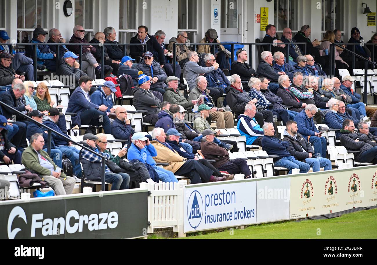 Hove UK 19 avril 2024 - les spectateurs se sont bien enveloppés en regardant Sussex affronter Gloucestershire lors du match de cricket Vitality County Championship League Two au 1er Central County Ground à Hove : Credit Simon Dack /TPI/ Alamy Live News Banque D'Images