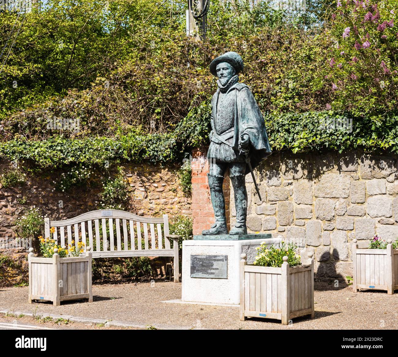 Statue de Sir Walter Raleigh à East Budleigh. Banque D'Images