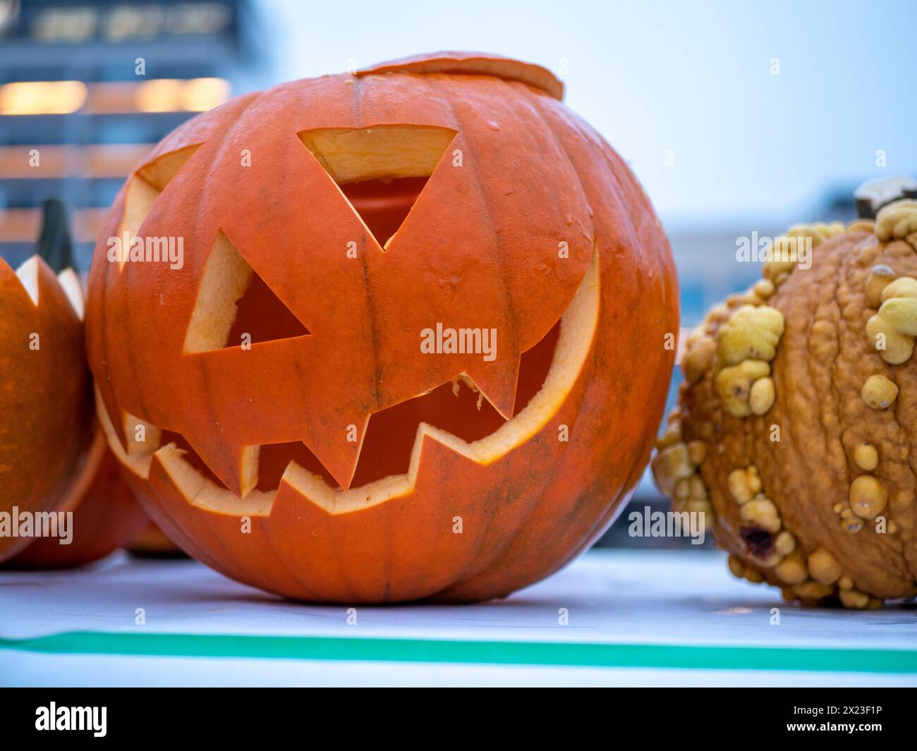 Une merveilleuse Jack-o'-lanterne ou lanterne à la citrouille sur une place du marché, Turku, Finlande Banque D'Images