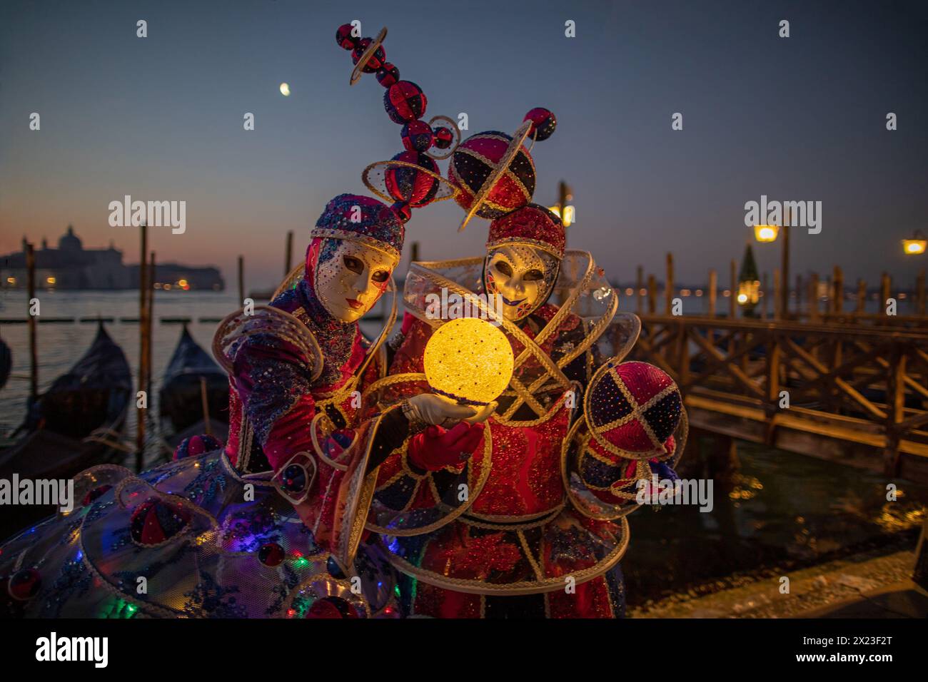 Carnaval de Venise : magnifiques masques d'arlequin devant le Grand canal la nuit, Venise, Italie Banque D'Images