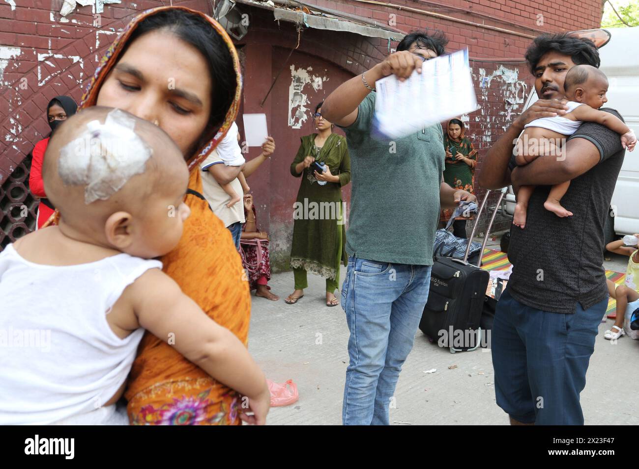 Dhaka, Bangladesh . 18 avril 2024. Des parents avec leurs enfants sont vus après avoir évacué l'hôpital pour enfants du Bangladesh, après un incendie causé par un climatiseur dans l'unité de soins intensifs cardiaques. Le 18 avril 2024, Dhaka, Bangladesh. (Photo de S A Masum/Eyepix Group/Sipa USA) crédit : Sipa USA/Alamy Live News Banque D'Images