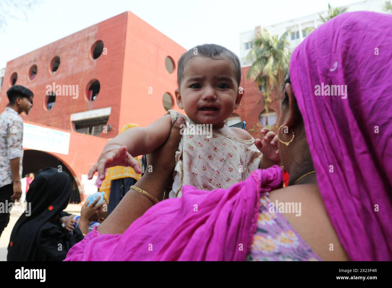 Dhaka, Bangladesh. 18 avril 2024. Une femme portant son bébé est vue après avoir évacué l'hôpital pour enfants du Bangladesh, après un incendie causé par un climatiseur dans l'unité de soins intensifs cardiaques. (Crédit image : © S A Masum/eyepix via ZUMA Press Wire) USAGE ÉDITORIAL SEULEMENT! Non destiné à UN USAGE commercial ! Banque D'Images