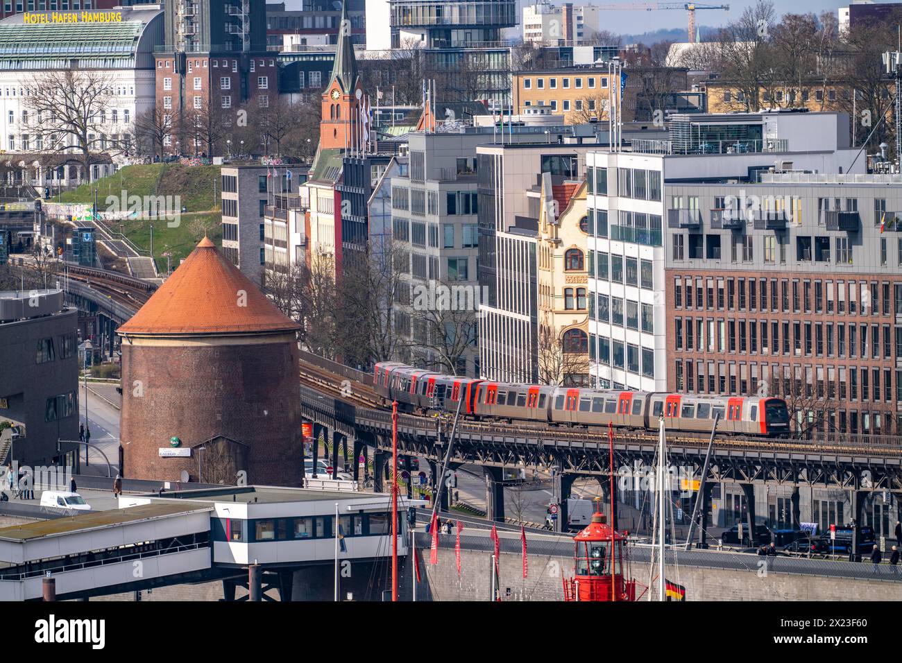 Hochbahn, ligne U3, au Landungsbrücken, équipé Pauli, au-dessus de la rue Vorsetzen, Zombeck Rundbunker, Allemagne, Banque D'Images