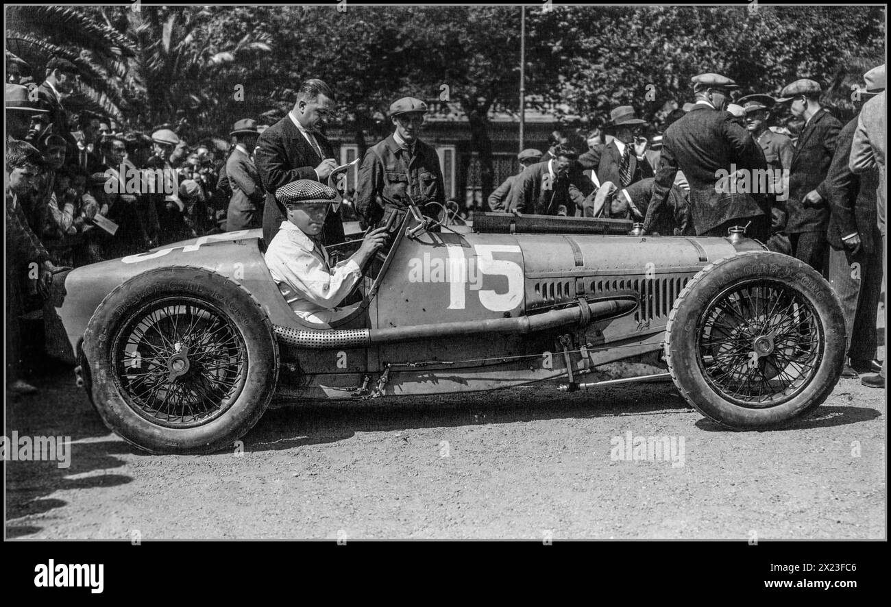 Edmond Bourlier (2e) au Grand Prix de San Sebastián 1926 dans son Delage 15S8 1926 San Sebastián Grand Prix est une course automobile de Grand Prix qui s'est tenue au Circuito Lasarte le 18 juillet 1926. Il a également été désigné Grand Prix d'Europe. Il s'agissait de la troisième course de la saison 1926 du Championnat du monde des constructeurs AIACR. La Delage 155B a fait ses débuts en course ici, mais s'est avérée assez difficile à conduire. Les tuyaux d'échappement des Delage sont passés sous le plancher où se trouvaient les pieds des conducteurs, les faisant brûler progressivement. Banque D'Images