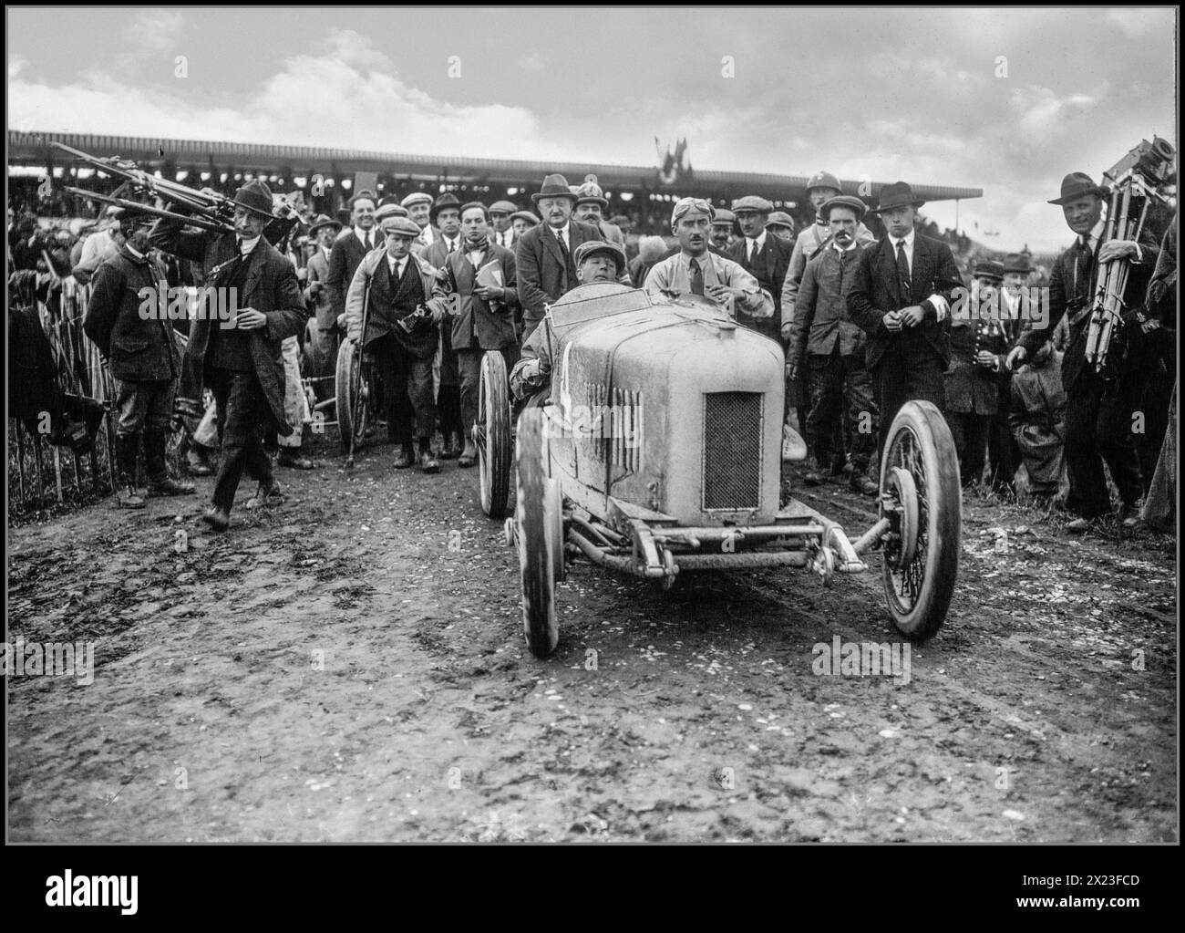 Millésime 1922 Grand Prix de France FELICE NAZZARO WIINER au Grand Prix de France 1922 (anciennement le XVI Grand Prix de l'automobile Club de France) il s'agissait d'une course automobile de Grand Prix qui s'est tenue à Strasbourg le 15 juillet 1922. La course s'est déroulée sur 60 tours du circuit de 38 km pour une distance totale d'un peu plus de 800 km et a été remportée par Felice Nazzaro au volant d'une Fiat. Cette course est remarquable comme le premier Grand Prix à offrir un départ massif. Banque D'Images