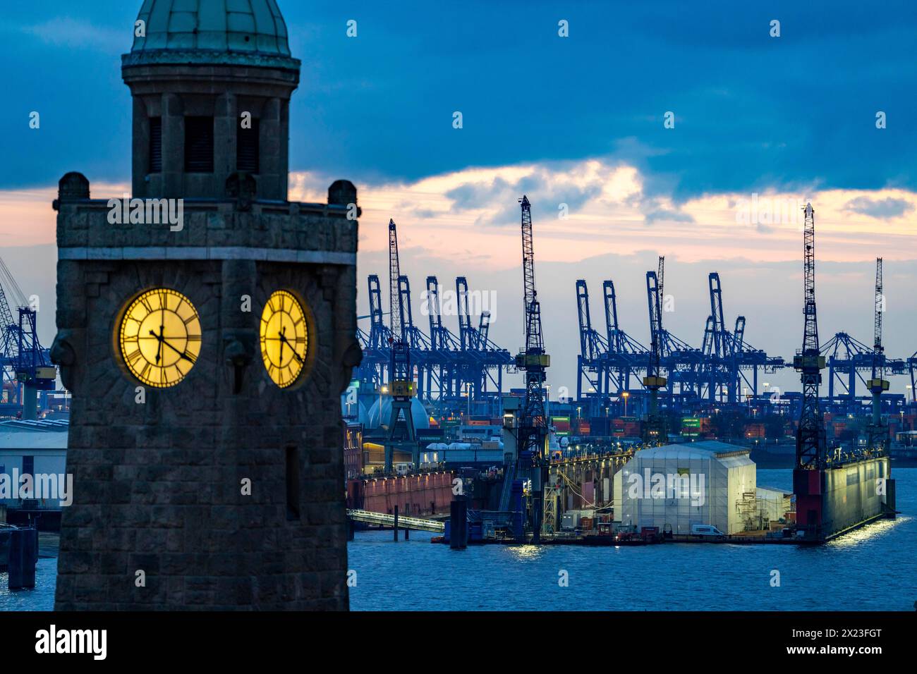 Port de Hambourg, vue sur la tour d'observation au niveau des préparés Pauli Landungsbrücken, au chantier Blohm + Voss, quai 11, le soir, grues de th Banque D'Images