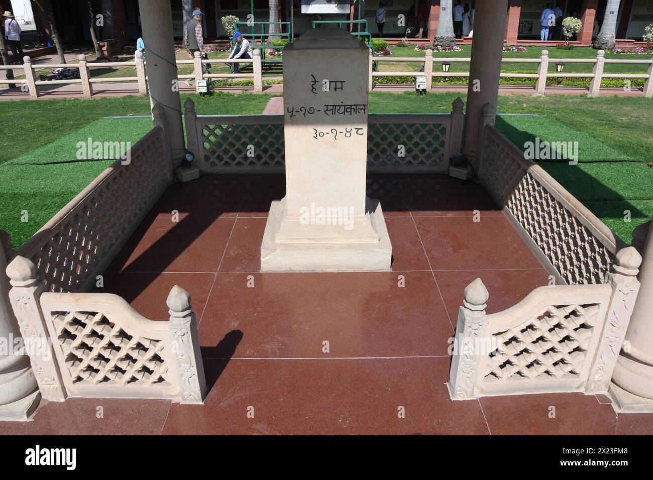 Delhi, États-Unis. 9 mars 2024. Le musée Gandhi Smriti est le musée de ce qui était autrefois connu sous le nom de Birla House. C'est là que Mahatma Gandhi a été assassiné le 30 janvier 1948. Des pas en béton montrent le chemin de sa dernière promenade de la maison au jardin où il a été abattu. Un pavillon dans le jardin est au-dessus de l'endroit où il a été tué. Le musée de Delhi, en Inde, est vu le 10 mars 2024. (Crédit image : © Mark Hertzberg/ZUMA Press Wire) USAGE ÉDITORIAL SEULEMENT! Non destiné à UN USAGE commercial ! Banque D'Images