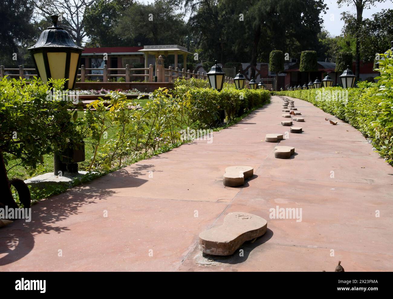Delhi, États-Unis. 9 mars 2024. Le musée Gandhi Smriti est le musée de ce qui était autrefois connu sous le nom de Birla House. C'est là que Mahatma Gandhi a été assassiné le 30 janvier 1948. Des pas en béton montrent le chemin de sa dernière promenade de la maison au jardin où il a été abattu. Un pavillon dans le jardin est au-dessus de l'endroit où il a été tué. Le musée de Delhi, en Inde, est vu le 10 mars 2024. (Crédit image : © Mark Hertzberg/ZUMA Press Wire) USAGE ÉDITORIAL SEULEMENT! Non destiné à UN USAGE commercial ! Banque D'Images