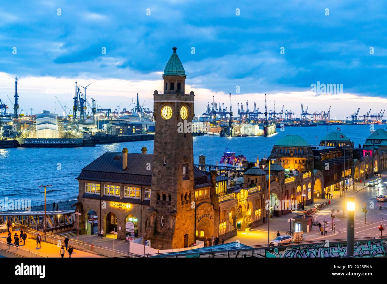 Port de Hambourg, vue sur le préparé Pauli Landungsbrücken, Pegelturm, au chantier Blohm + Voss, le soir, grues des terminaux à conteneurs, Banque D'Images