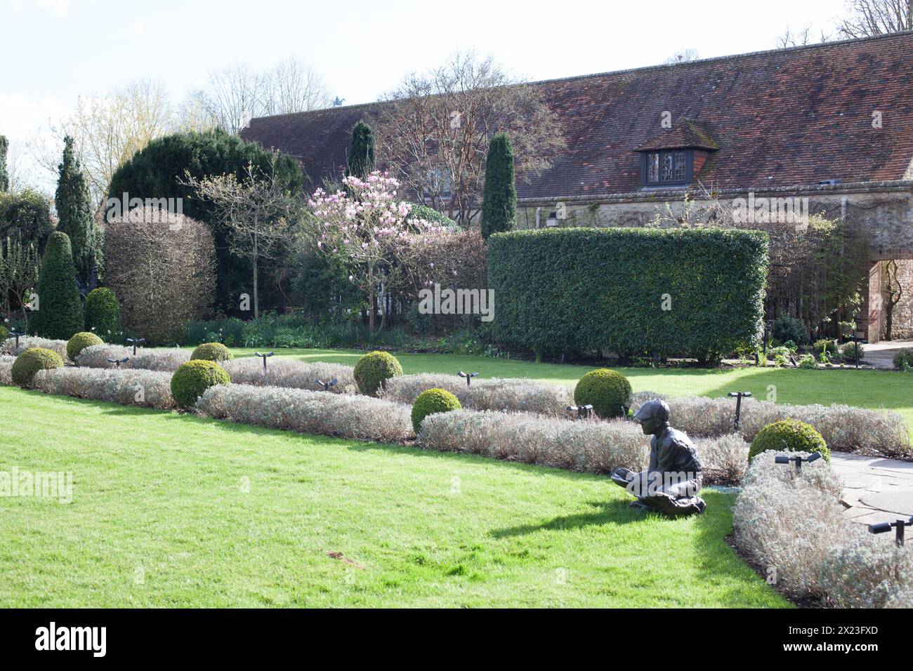 Vue sur les jardins du Manoir aux Quat saisons dans l'Oxfordshire au Royaume-Uni Banque D'Images