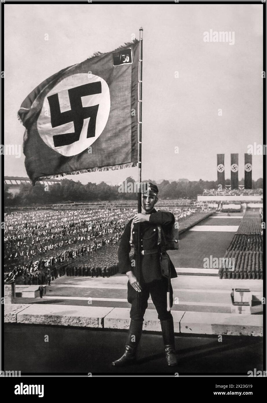 Waffen SS Swastika porte-drapeau, pose pour une image de propagande du parti nazi dans la Luitpold Arena à Nuremberg pour un rassemblement du parti nazi 1933 Allemagne nazie Banque D'Images