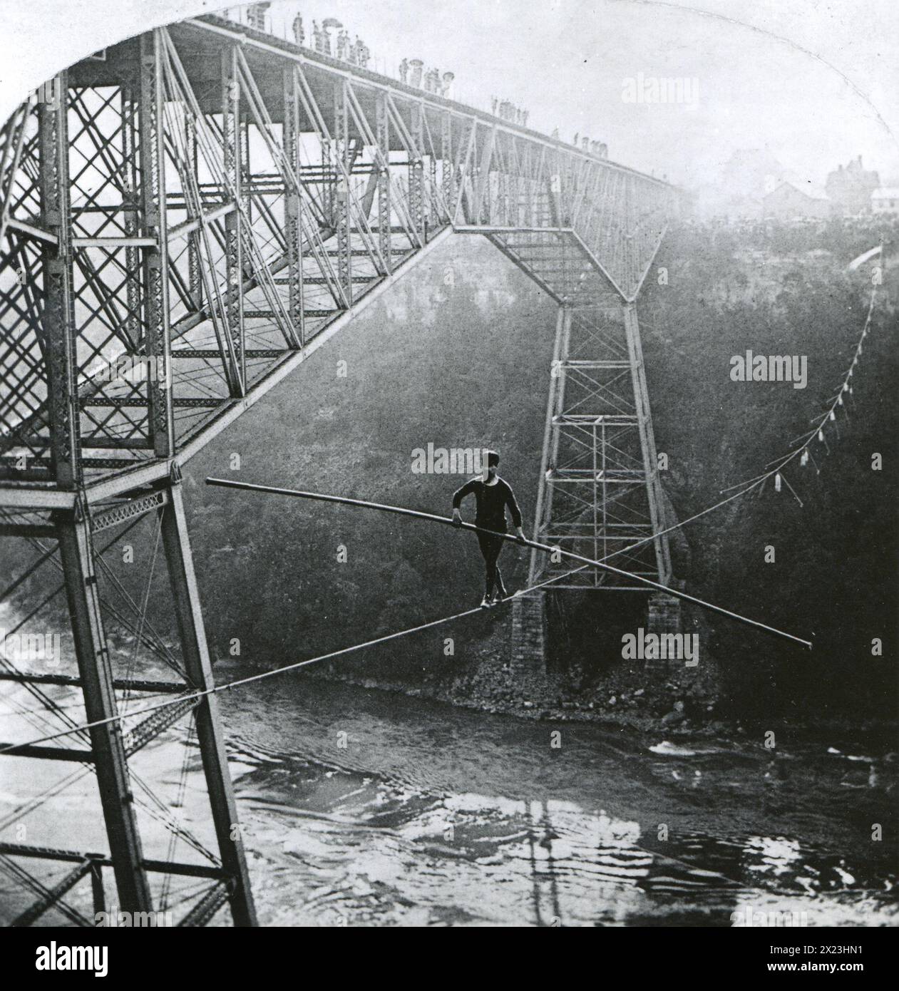 1890 - 'The Bright face of danger' - Samuel J. Dixon traverse Niagara Falls sur un fil de 7/8 pouces. Dixon était un célèbre marcheur de corde raide du Canada.. Banque D'Images