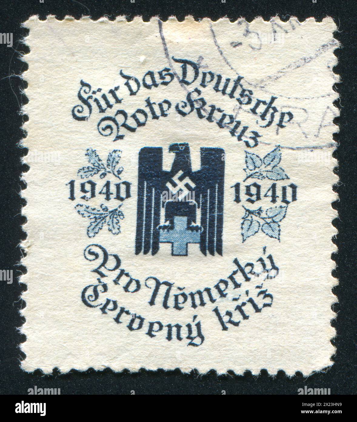 TCHÉCOSLOVAQUIE - VERS 1940 : timbre imprimé par la Tchécoslovaquie, représentant la Croix-Rouge allemande. Cette image n'est pas une propagande nazie, vers 1940 Banque D'Images
