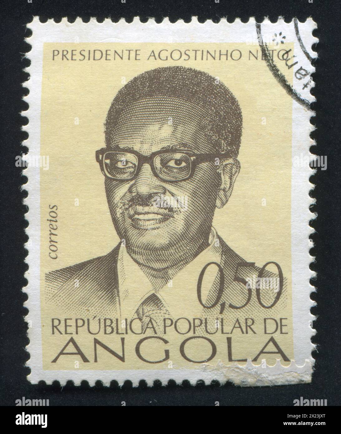 ANGOLA - VERS 1976 : timbre imprimé par l'Angola, montrant Agostinho Neto, vers 1976 Banque D'Images