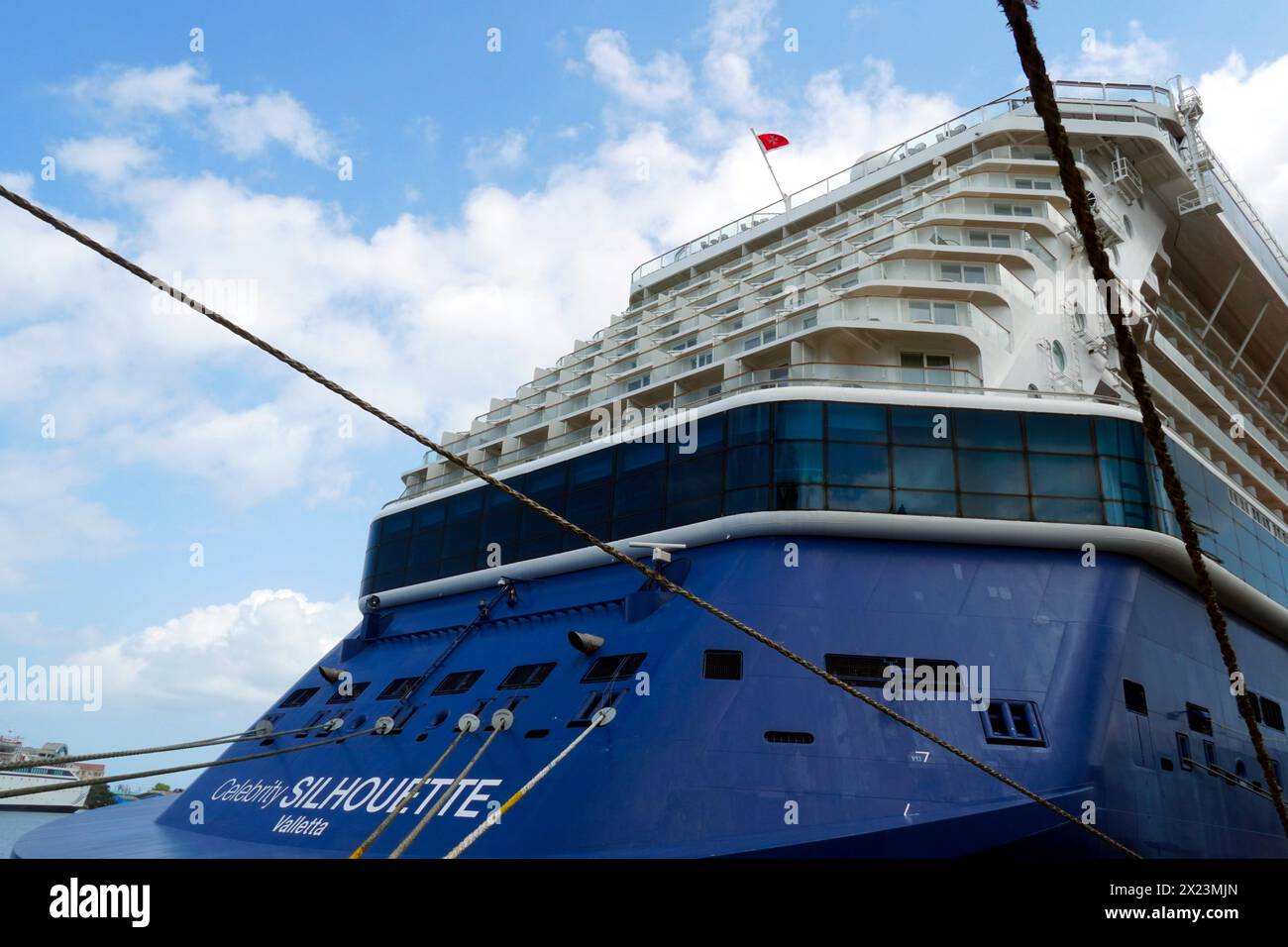 À l'arrière du navire de croisière bleu Celebrity Silhouette amarré à tribord dans le terminal à conteneurs de fret dans le port de Castries, Sainte-Lucie. Banque D'Images